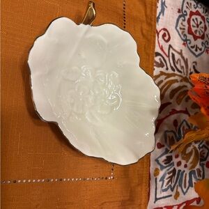 Masa Shiah Yin Porcelain Elegant White and Gold Leaf-Shaped Dish